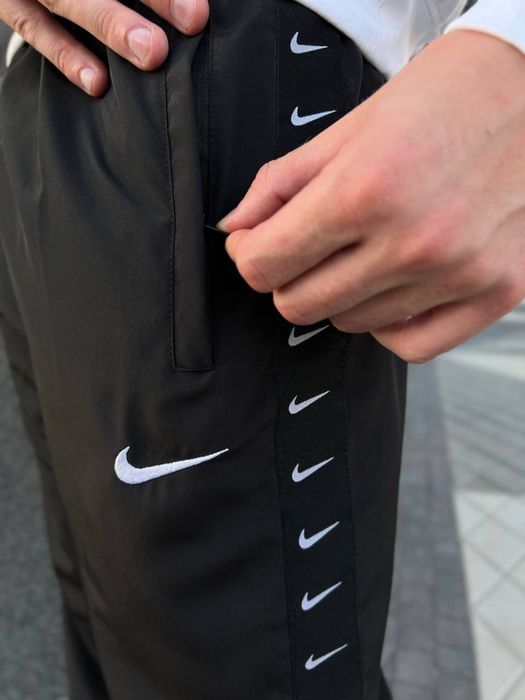 Нейлонові штани Nike на лампасах