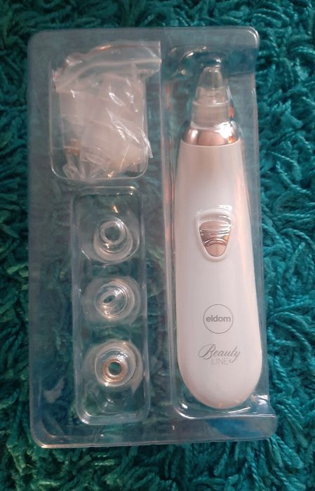 Urządzenie do oczyszczania i pielęgnacji skóry twarzy i szyi.