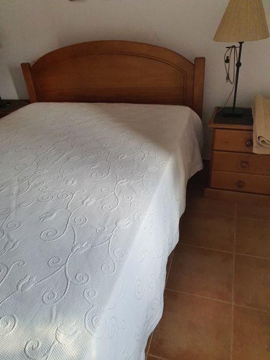 Cama de casal em pinho mel com 2 mesas de cabeceira
