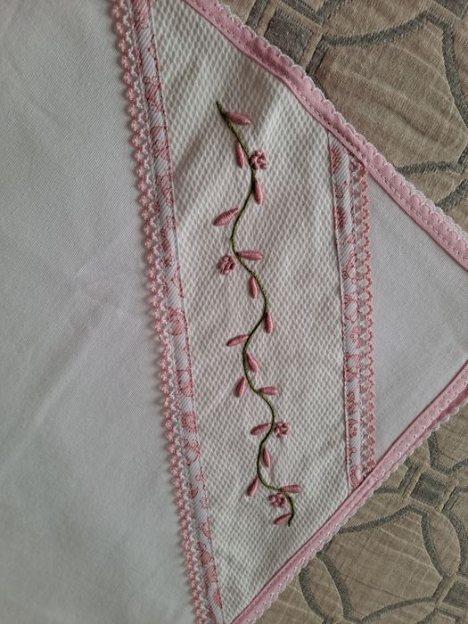 Fralda de bebé com bordado madeira