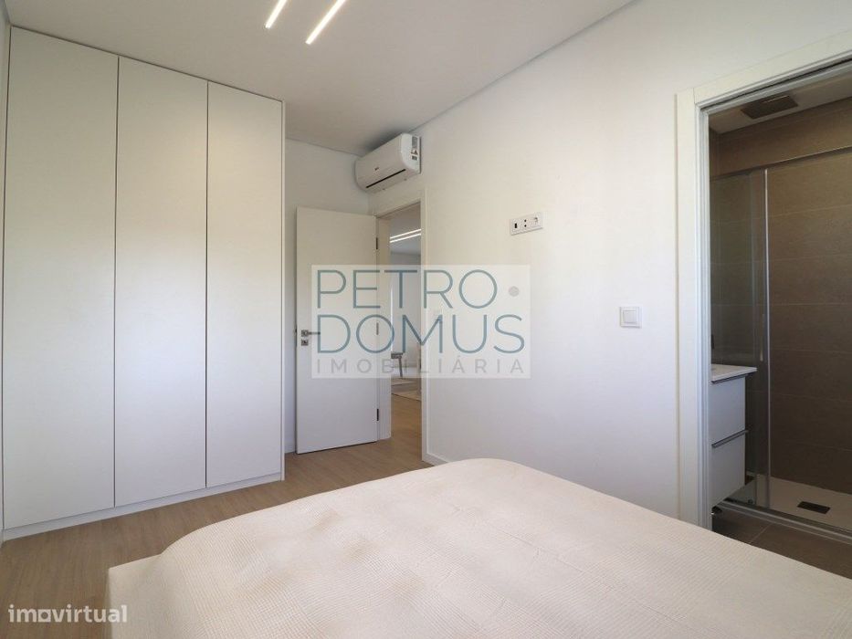 T3 Com 3 Wc Em Prédio Totalmente Remodelado - Almada