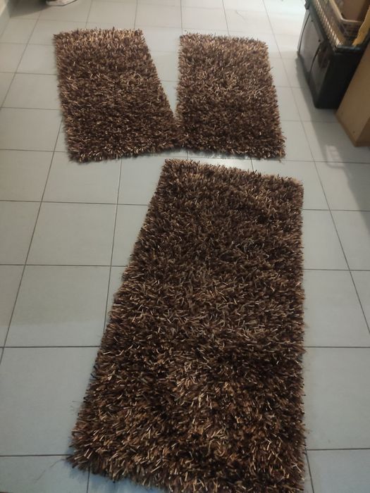 Tapetes quarto castanho com reflexos dourados pouco uso são 3