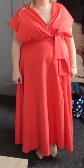 Elegancka sukienka Flavia na wesele - zmysłowy blask papai plus size