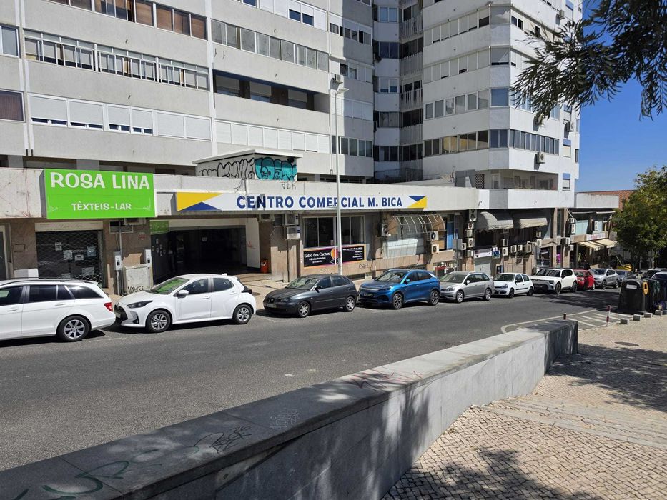 Loja para arrendar no centro de Almada — 37 m² e montra para a rua
