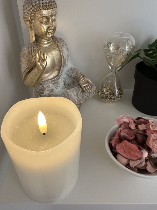 Prateleira ikea com pecas decorativas