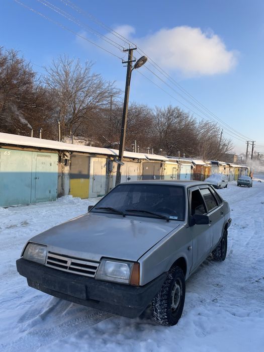 Продам 99 или же рассмотрю обмен , 
2007 год, 1,6 инжектор ,газ бензин , год простояла в гараже ,обслужена вот только только 
Масло , фриз , поддон перепакован,подкинуты шрузы,подушки мотора ,масло насос 
Из удобств :центральный замок ,передние стеклоподъемники,два ключа .
Из минусов: нужно местами варить днище ,только передние тормоза и в данный момент ещё немного нужно её до собрать 
Есть к ней неполный комплект r15колес три титана и один штамп ,по цене готов общаться и реальному покупателю нормально уступить , на обмен так же готов рассмотреть разные варианты в приоритете авто на заднем приводе !