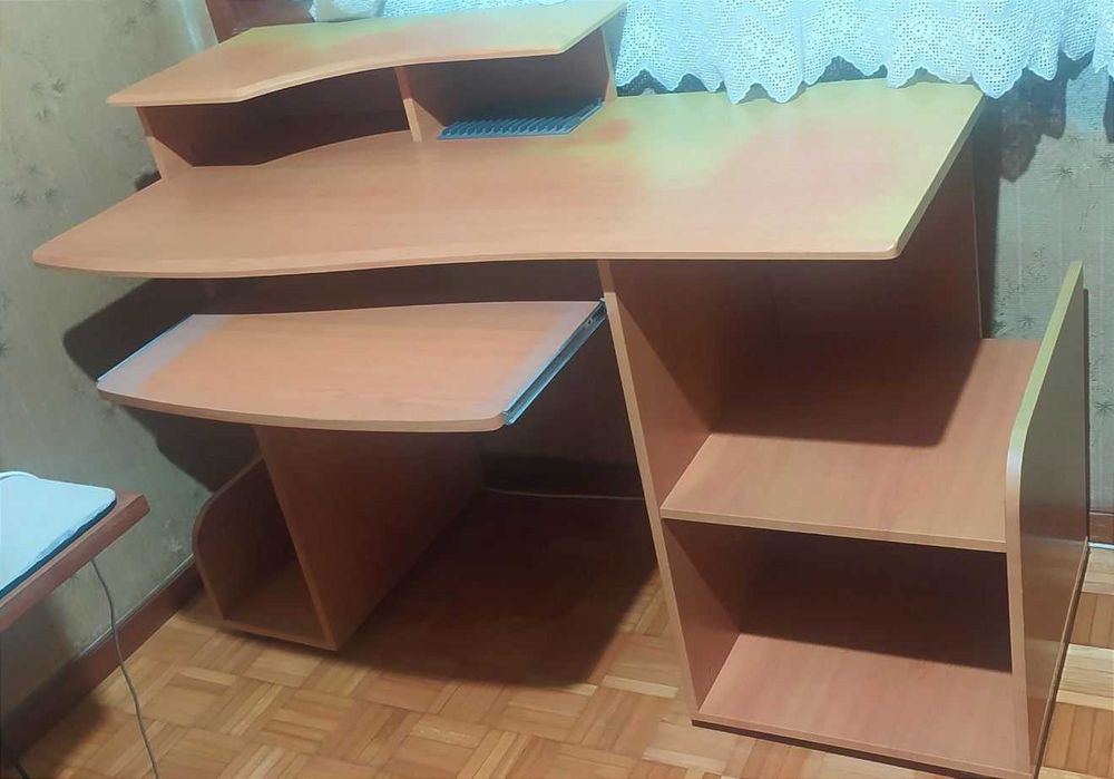Mesa secretaria de computador com banco