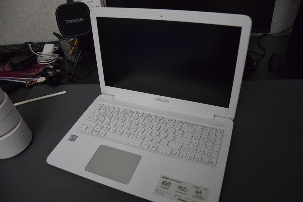 Ноутбук ASUS R558UA Intel i5-7200U 8GB справний