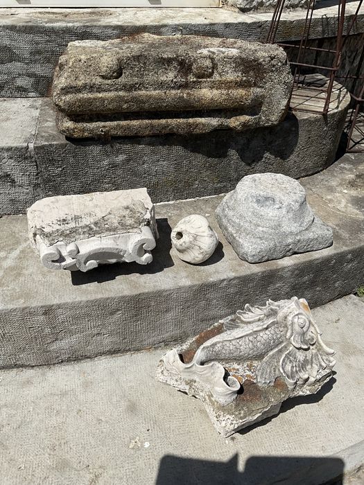 pedra esculpida antiga