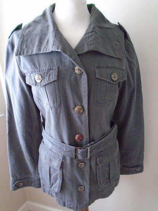 Casaco gabardine estilo militar cinzento