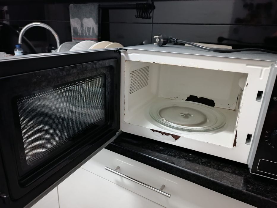 Microondas Ariston 1200 Watt limpo a funcionar .