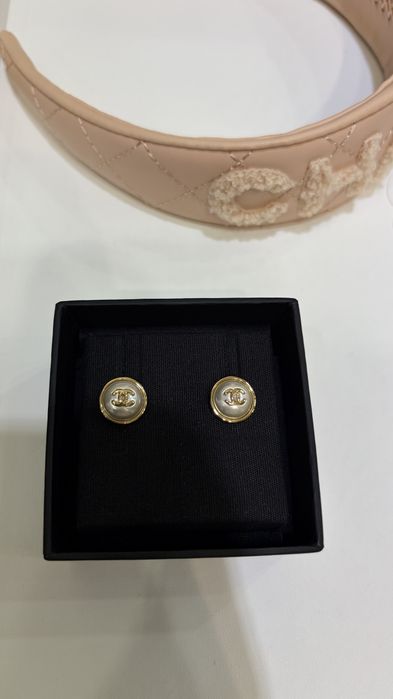 CHANEL® Luksusowe perły CC® kolczyki ekskluzywna biżuteria