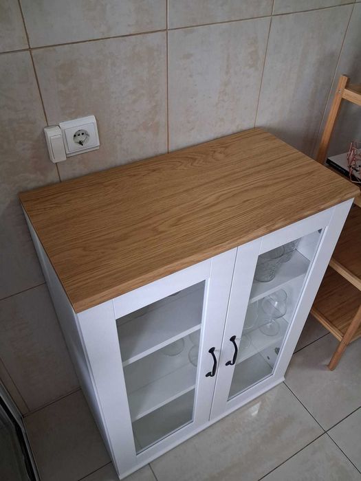 Estante com porta de vidros
