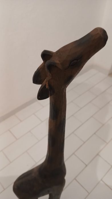 Girafa em madeira decorativa.