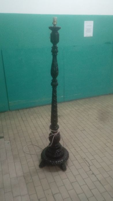 Candeeiro de pé alto