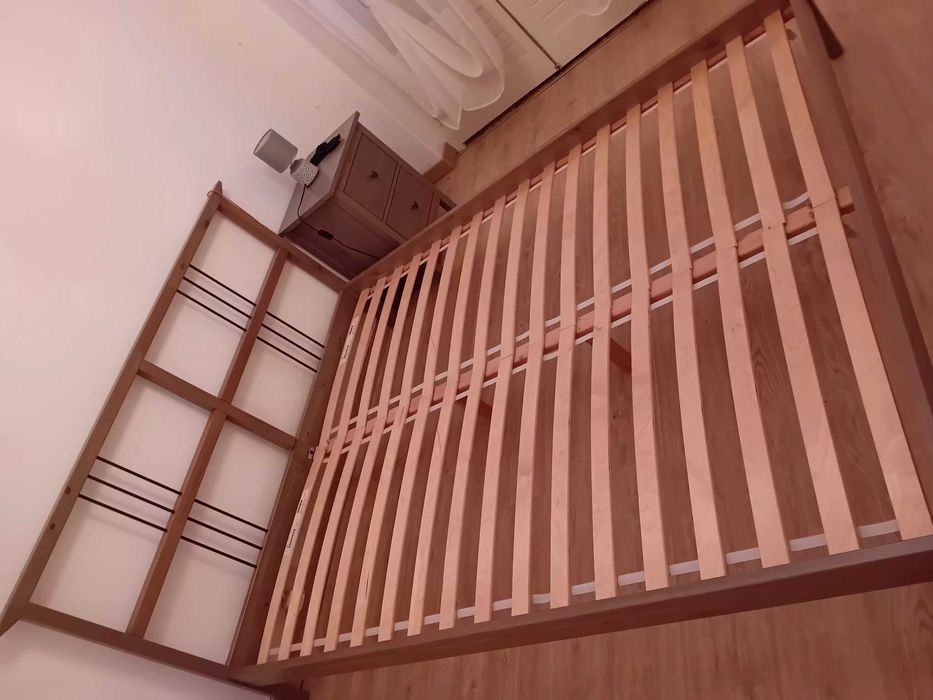 Cama e mesa de cabeceira