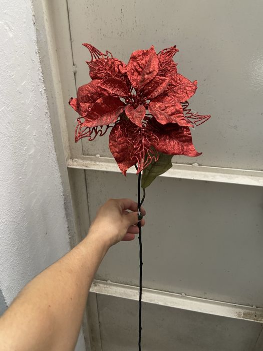 Flor artificial vermelha