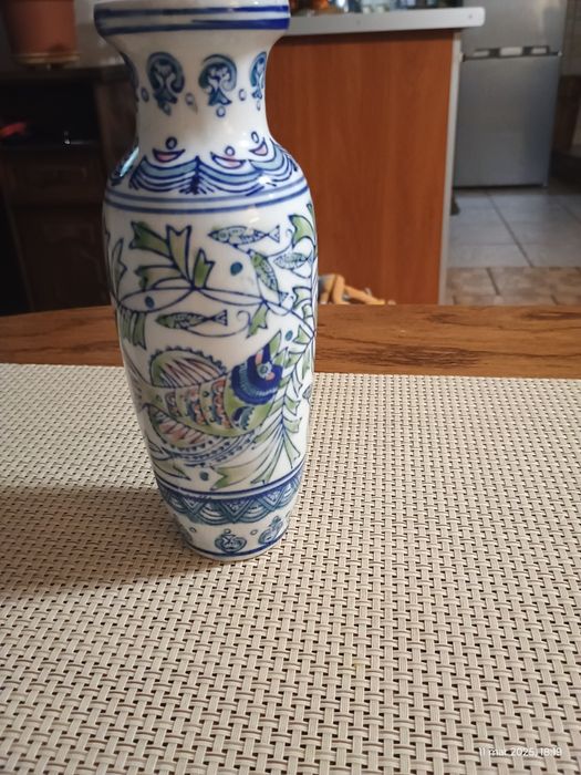 Porcelanowy wazonik z motywem ryb.