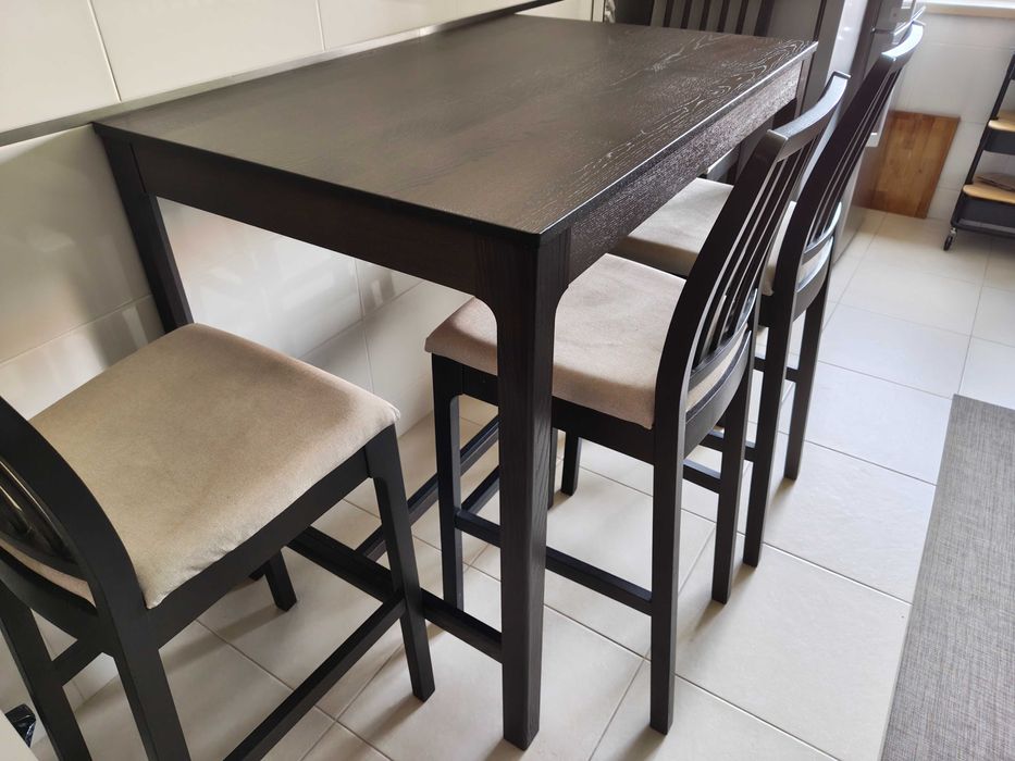 Mesa e 4 cadeiras altas