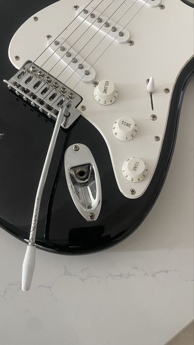Guitarra elétrica Squier Bullet Strat by Fender + correia — 145€ negociáveis”