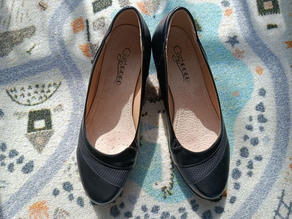 Czarne klasyczne buty na obcasie