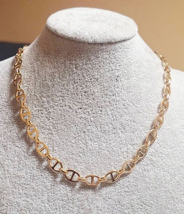 Colar/gargantilha dourada, em aço inoxidável. Tem extensor