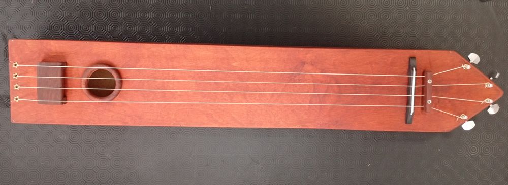 Instrumento de cordas (tanbura)