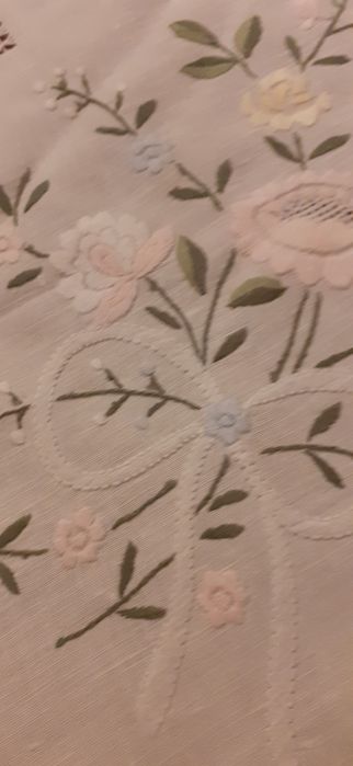 Encantadora Toalha de Linho Bordados Manuais