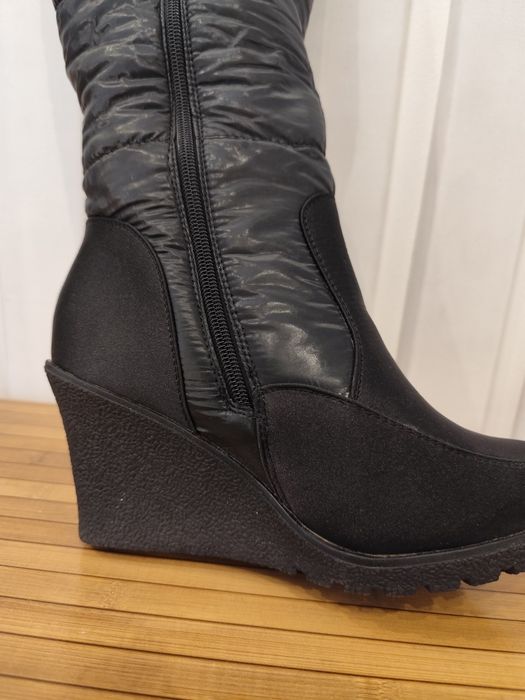 Чоботі дутіки на танкетці