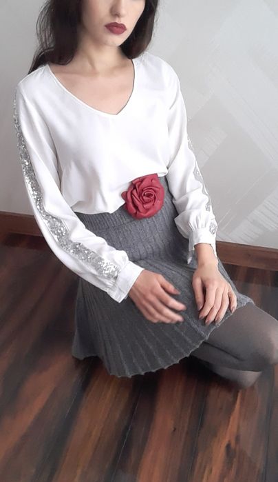 White v-neck blouse with cequins Biała elegancka bluzka z cekinami