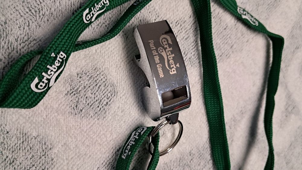 Gwizdek w oomplecie ze smyczą Carlsberg