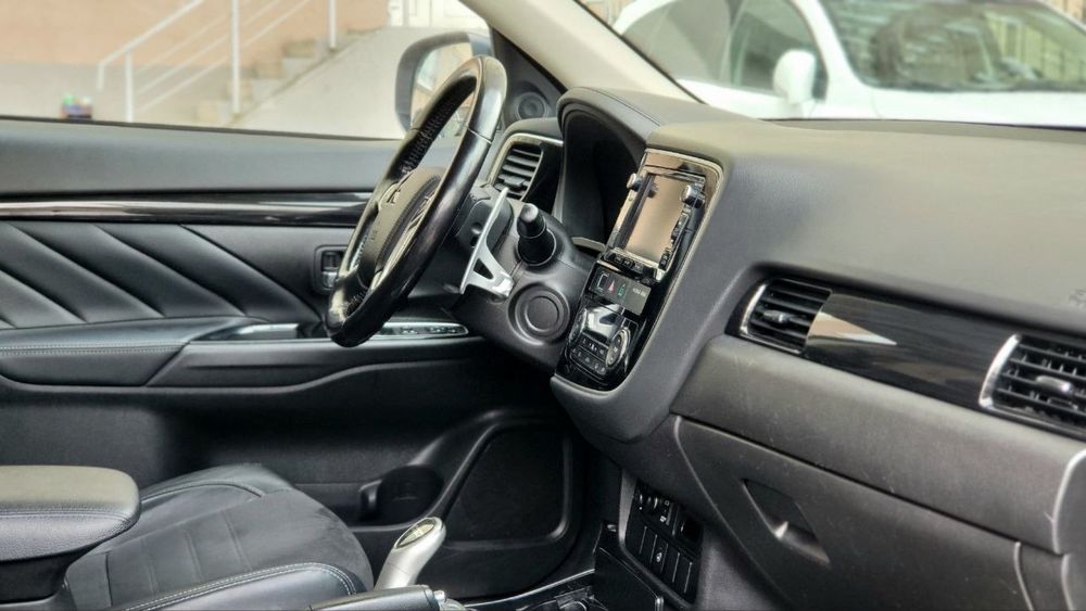 Mitsubishi Outlander PHEV 2.0 4WD 2016p