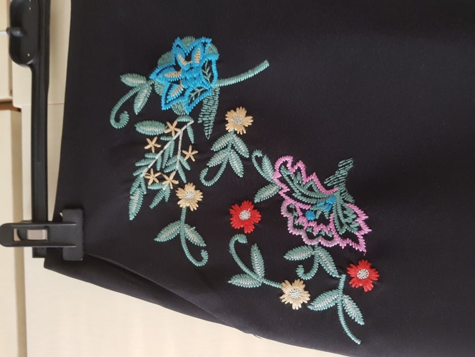 Spódniczka z kwiatowym haftem Reserved XS