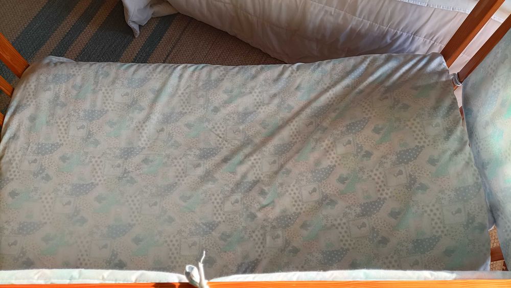 Cama de grades de madeira
