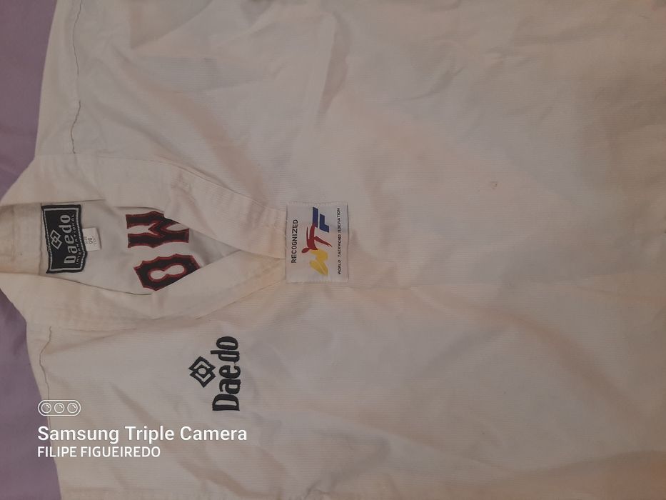 Fato taekwondo de criança com três cintos.