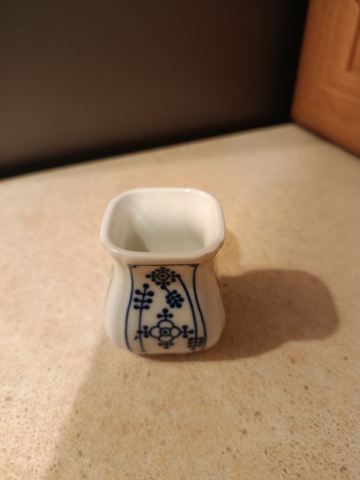 Śliczny stary pojemnik na wykałaczki