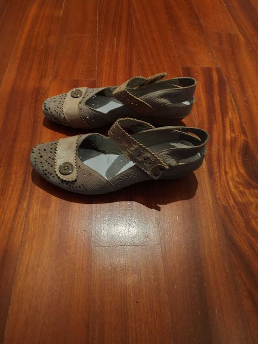 Sapatos em pele genuína da marca Rieker. Como Novos