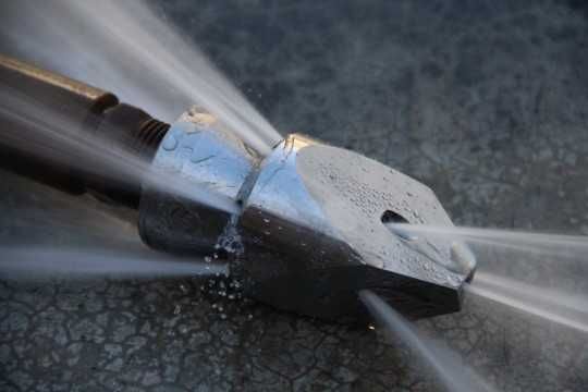 Прочистка труб канализации. Промывка водой давлением. Чистка колодцев.