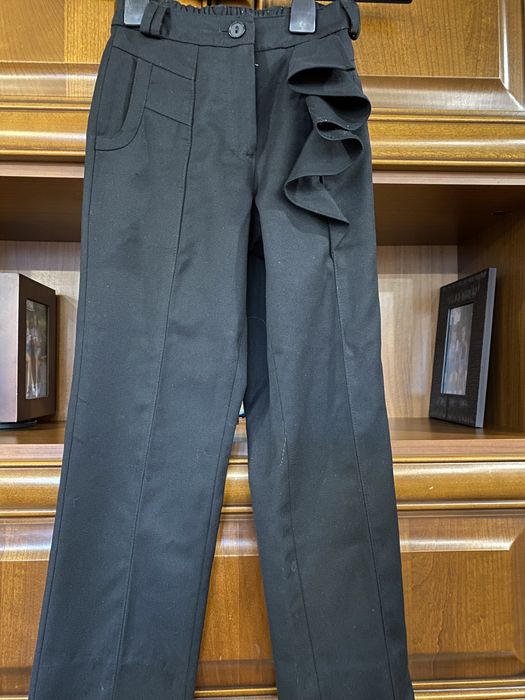 Школьные черные брюки на девочку.