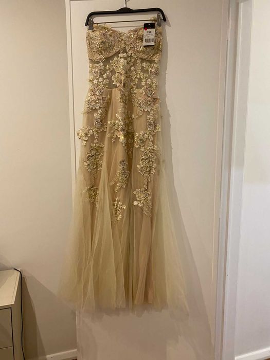 Vende-se vestido longo bordado em tule, nunca usado, tam S/M (36/40)