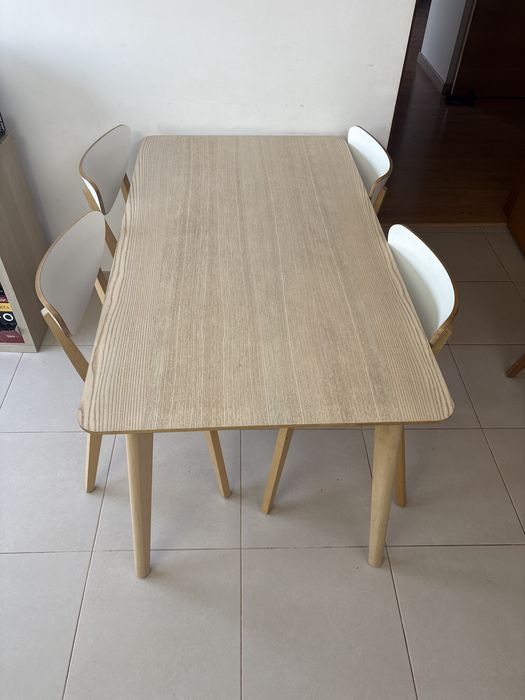 Vendo mesa e 4 cadeiras