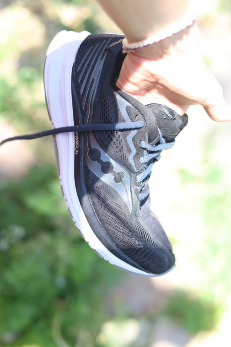Saucony 42 бігові кросівки легкі чорні nike puma asics hoka Salomon