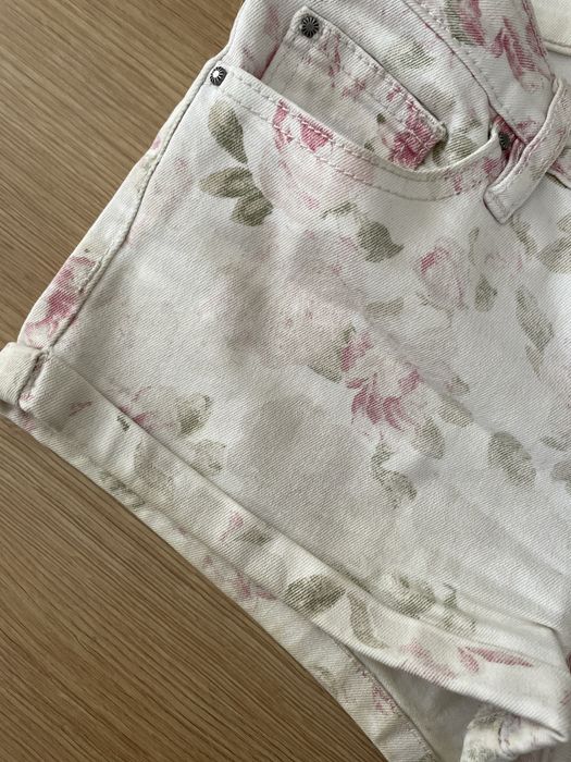 Białe szorty w kwiatki