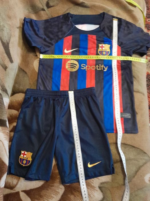 Продам  мальчиковые костюмы футбольные,104- 110 - 150,   бутсы, гетры,