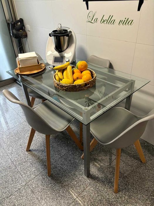 MESA DE VIDRO E 4 CADEIRAS