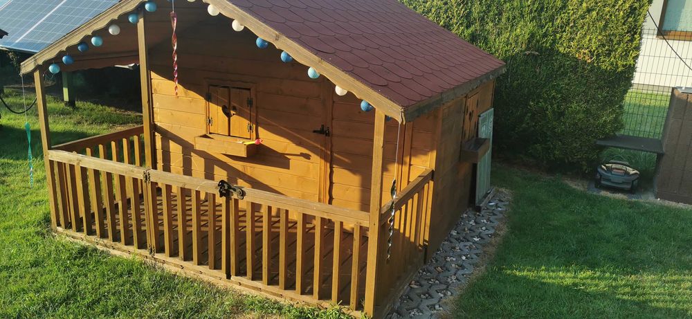 Domek drewniany zjezdzalnia i trampolina