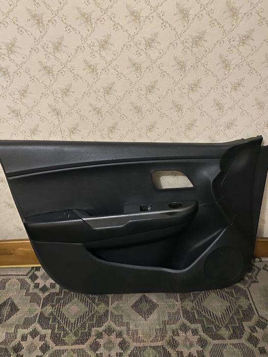 Дверная карта на киа рио3 ( левая ) б/у