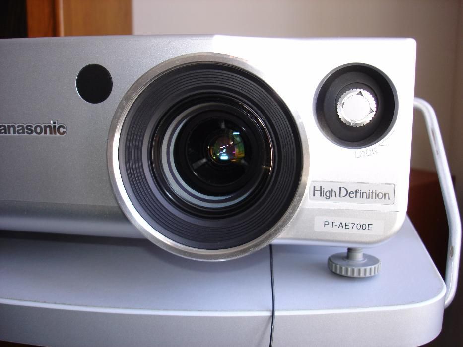 Projector Panasonic PT-AE700