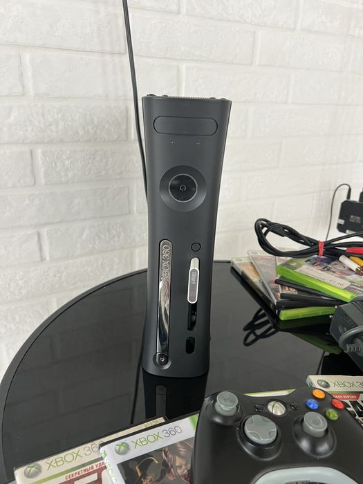 Xbox 360 + 2 джойстики + багато ігор – повний комплект