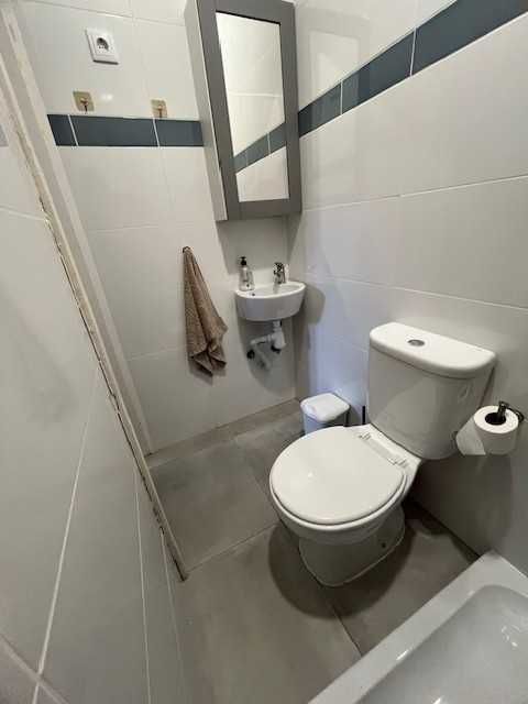 Aluga-se quarto a estudante (F) com WC privativo